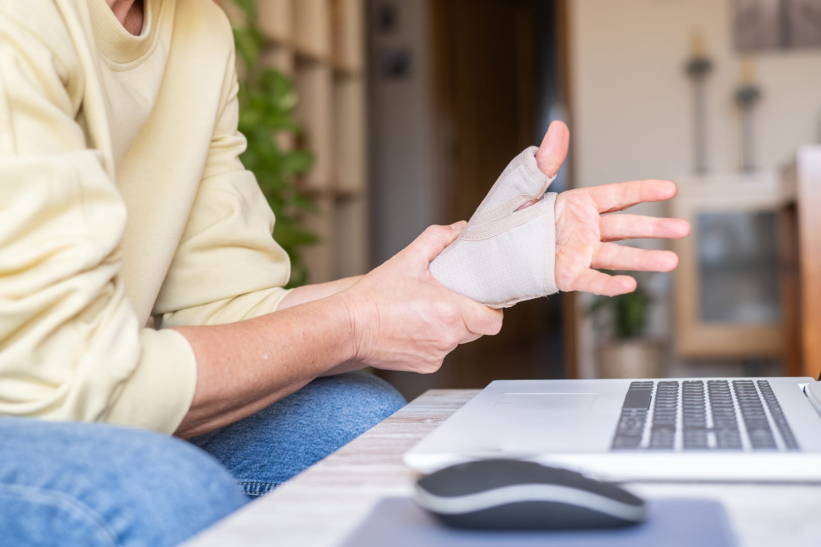 woman-with-wrist-injury-working-from-home-2026-01-11-10-11-30-utc